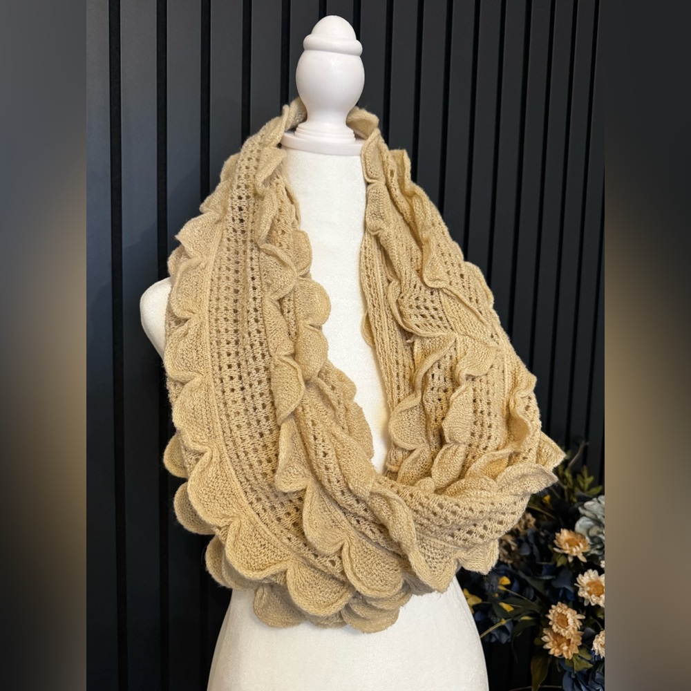 Elegant Knit Scarf with Scalloped Pattern